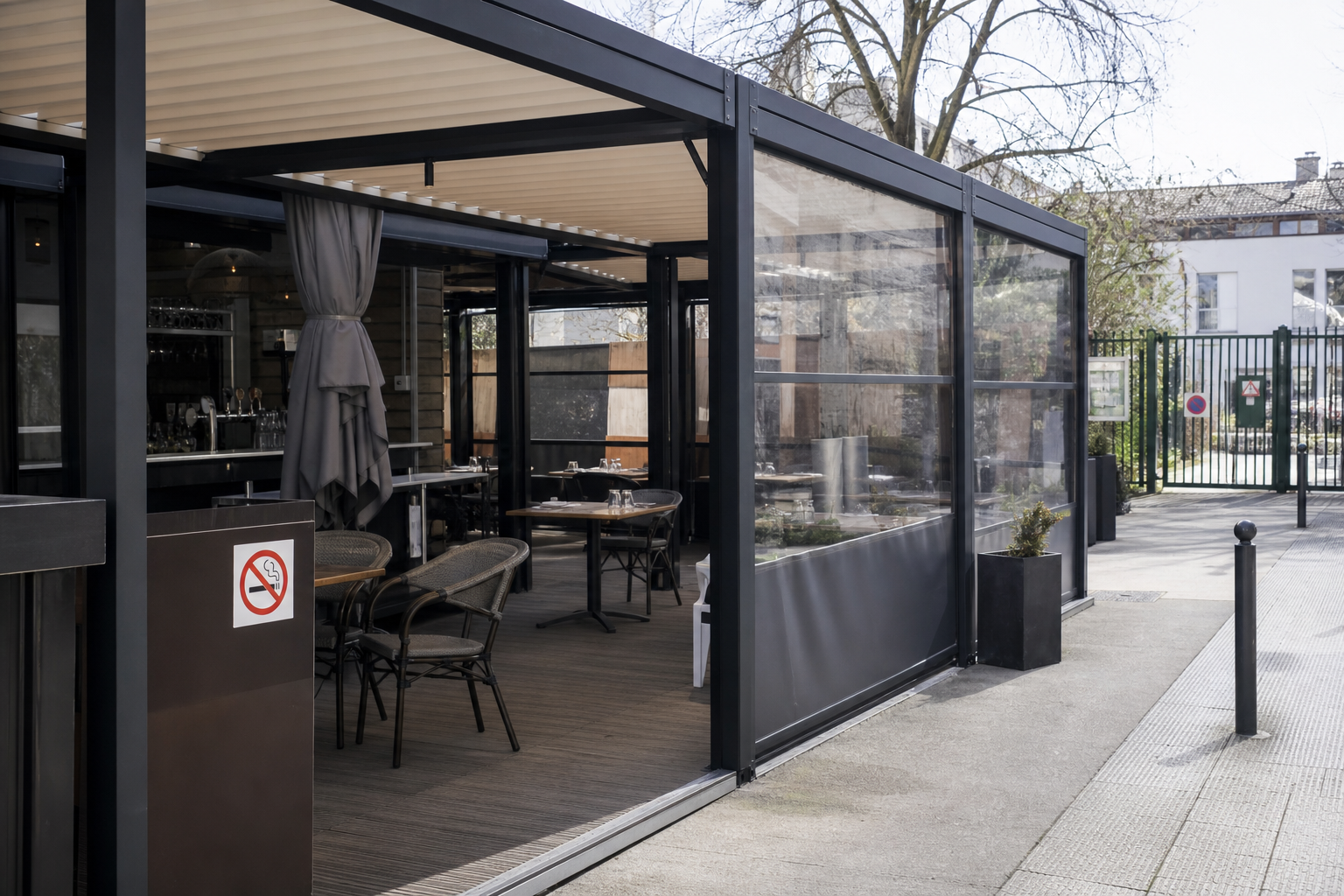 Terrasse de restaurant CHR en France avec pergola partiellement fermée, signalisation non-fumeur et contexte urbain illustrant la réglementation tabac 2026.